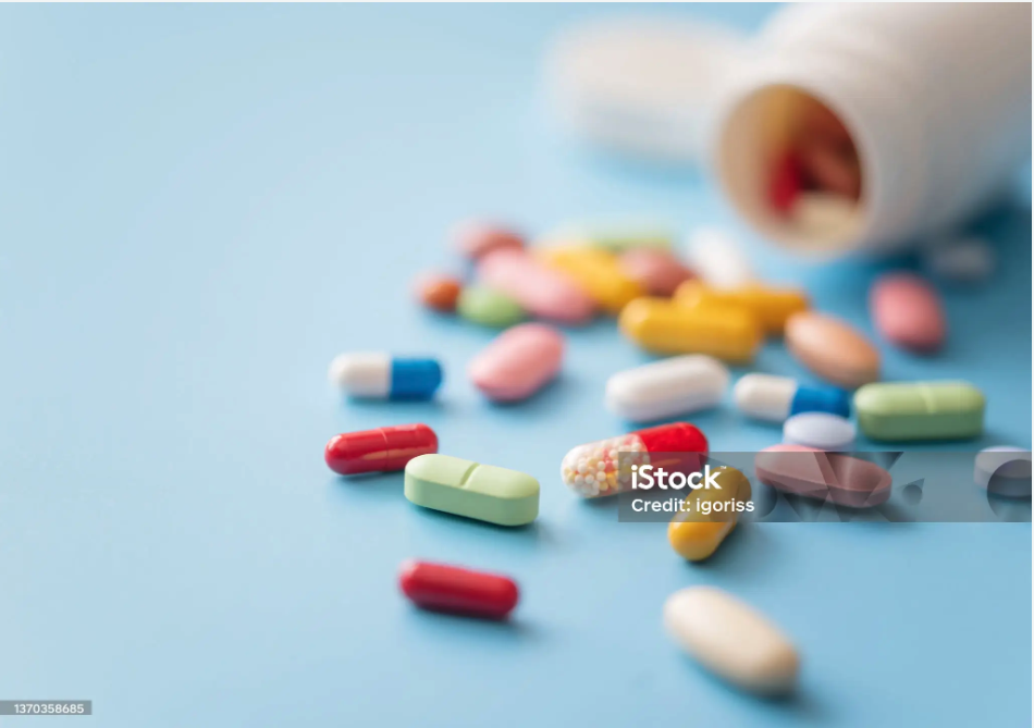 多种药品胶囊与片剂